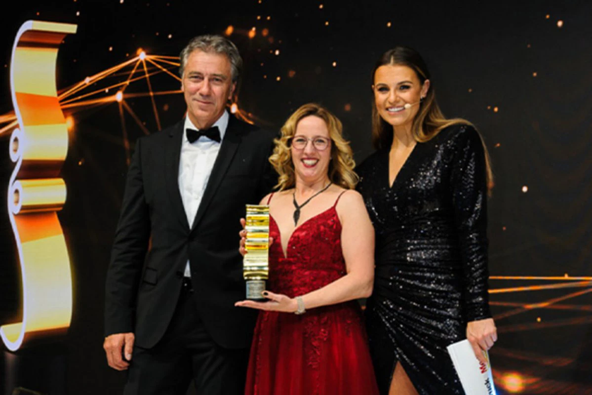 Diana Esser gewinnt als erste Frau überhaupt den Fujifilm Gold Award für die Druckereimanagerin des Jahres.